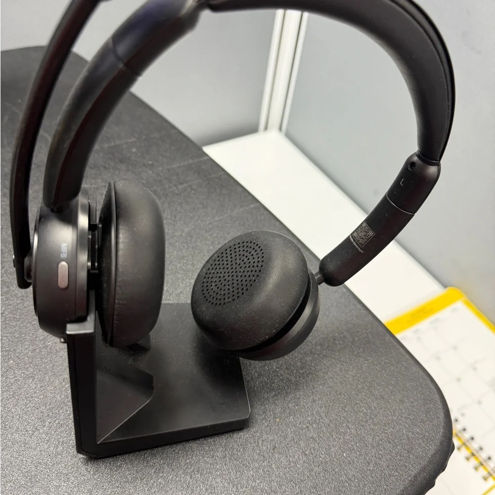 Levian Black Wireless Headphones